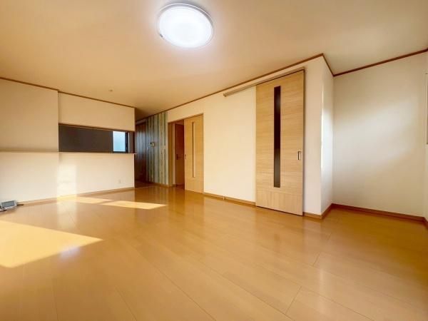 3LDK Solar-Powered House for Sale in Kadoma City, Osaka - Thumbnail 2