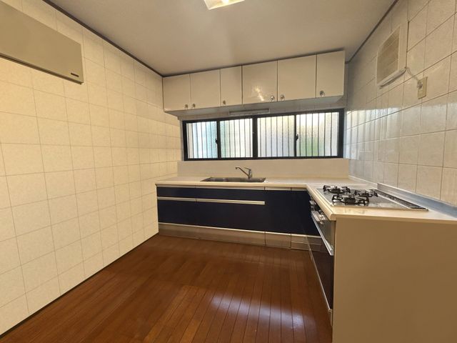 7LDK Detached House for Sale in Moriguchi, Osaka - Thumbnail 2