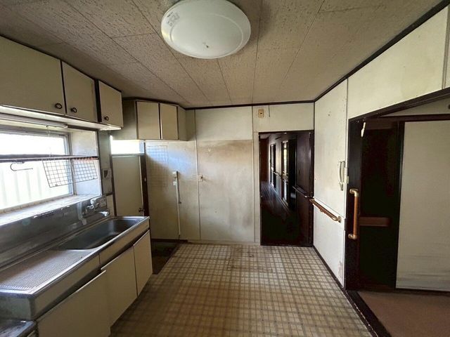 Charming 1974 Single-Story House in Hofu, Yamaguchi - 3DK - Thumbnail 3