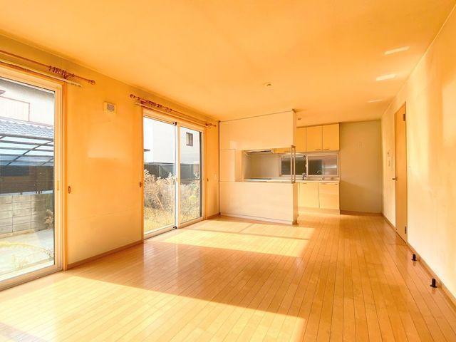 3LDK Steel Frame House with 5-Car Parking in Ikeda, Osaka - Thumbnail 2