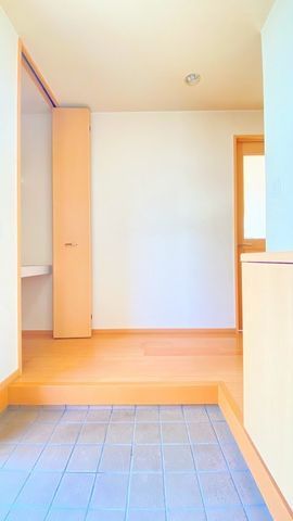 3LDK Steel Frame House with 5-Car Parking in Ikeda, Osaka - Thumbnail 3