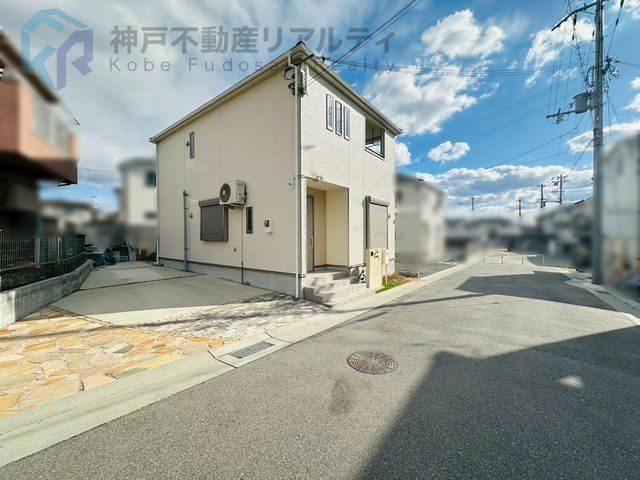 Modern 4LDK House in Kobe Mizutani with Solar Panels and Parking - Thumbnail 3