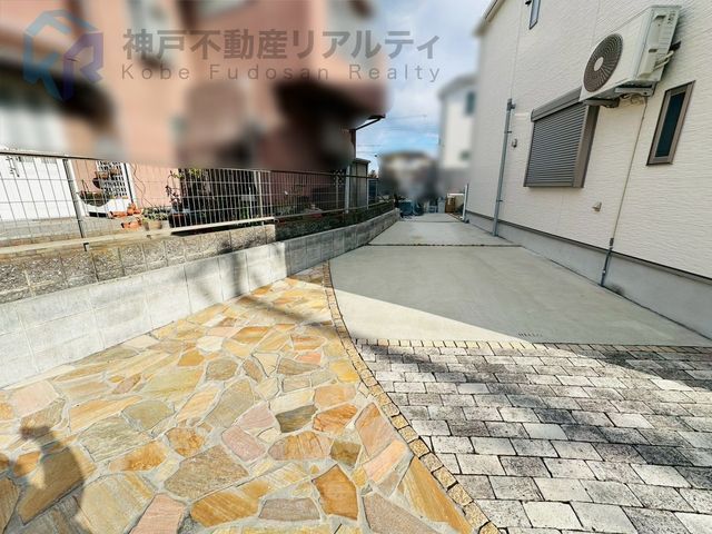 Modern 4LDK House in Kobe Mizutani with Solar Panels and Parking - Thumbnail 2