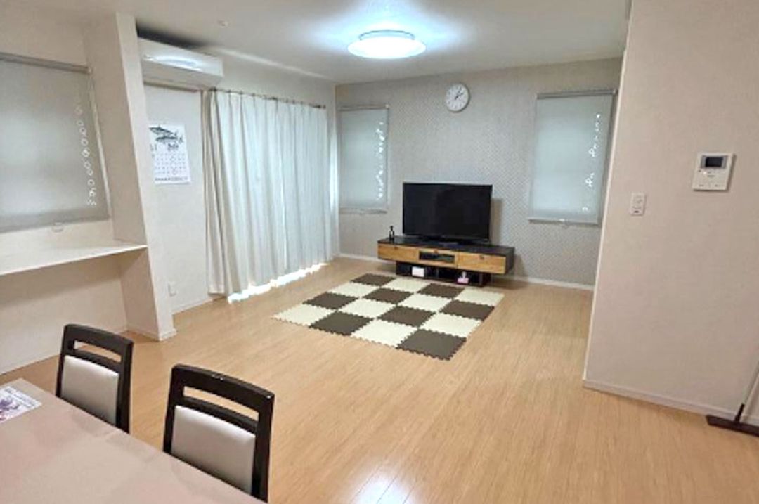 Spacious 3LDK Detached House for Sale in Izumi City, Osaka - Thumbnail 2