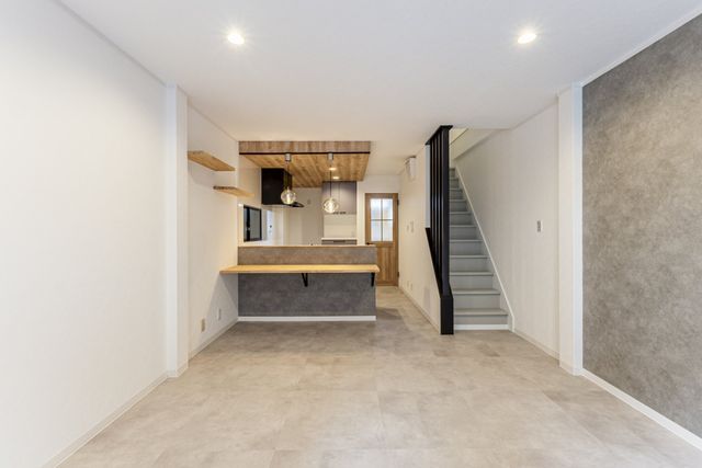 Renovated 4LDK Townhouse Near Temma Station, Osaka - Thumbnail 2