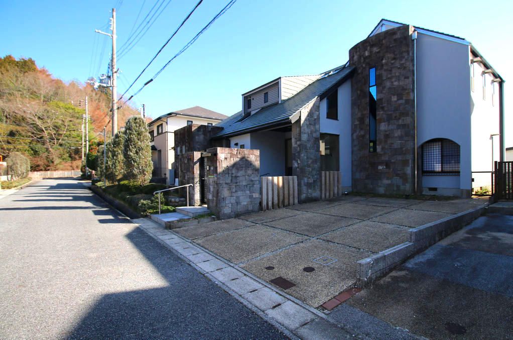 Renovated 4LDK House with 4-Car Parking in Kobe's Kita Ward - Thumbnail 2