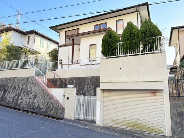 5LDK White Western-Style House for Sale in Karakodai, Kobe - Thumbnail 2