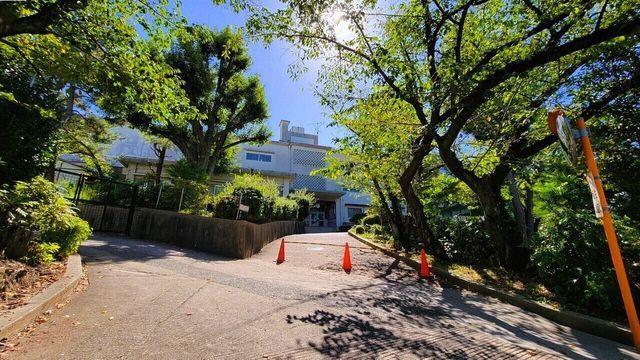 8LDK Custom Home with 7-Car Parking in Toyonaka, Osaka - Thumbnail 4
