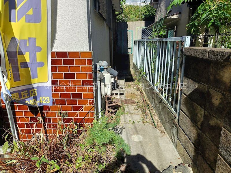 45-Year-Old 3DK Detached House for Sale in Takatsuki, Osaka - Thumbnail 3