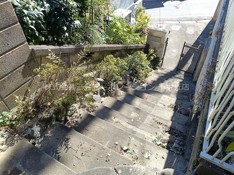 45-Year-Old 3DK Detached House for Sale in Takatsuki, Osaka - Thumbnail 2