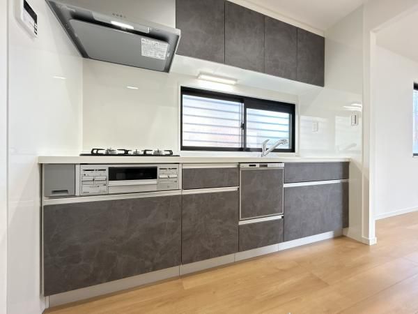 Renovated 4LDK House in Kobe Kita Ward with Park View - Thumbnail 2