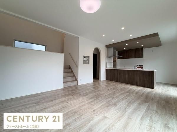 Modern 4LDK House in Himeji with Mountain View & Parking - Thumbnail 3