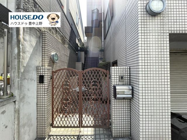 8LDK House for Sale in Toyonaka, Osaka - 365sqm RC Build - Image 1