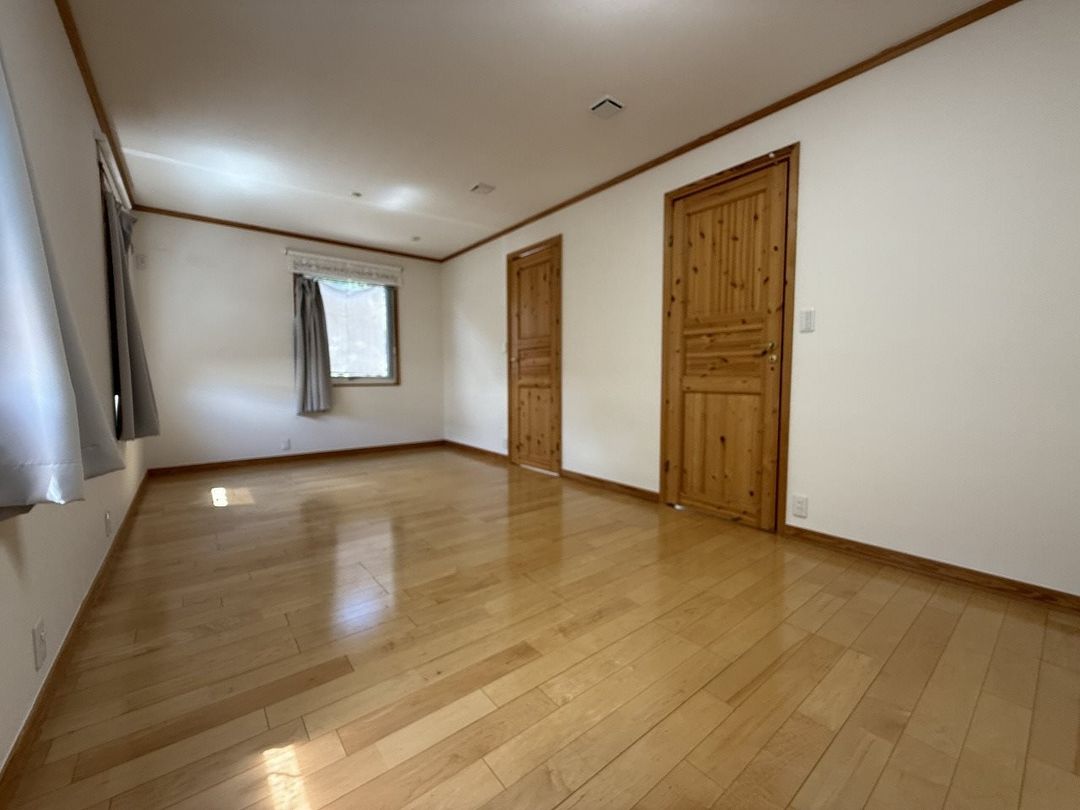 2LDK Swedish-Built House for Sale in Kashiba, Nara - Thumbnail 2