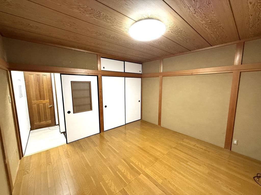 3-Story House with Garage & 2021 Renovations in Higashi-Osaka - Thumbnail 3