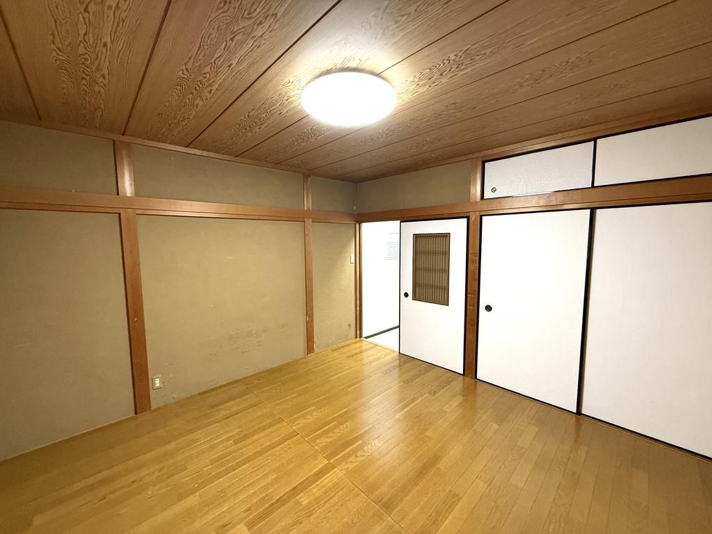 3-Story House with Garage & 2021 Renovations in Higashi-Osaka - Thumbnail 4