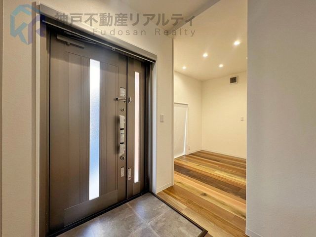Renovated 3DK House with Parking in Kobe Tarumi - Thumbnail 2