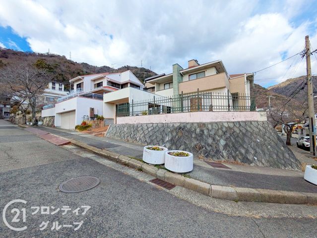 Spacious 4LDK House for Sale in Shinoharadai, Kobe - Image 1
