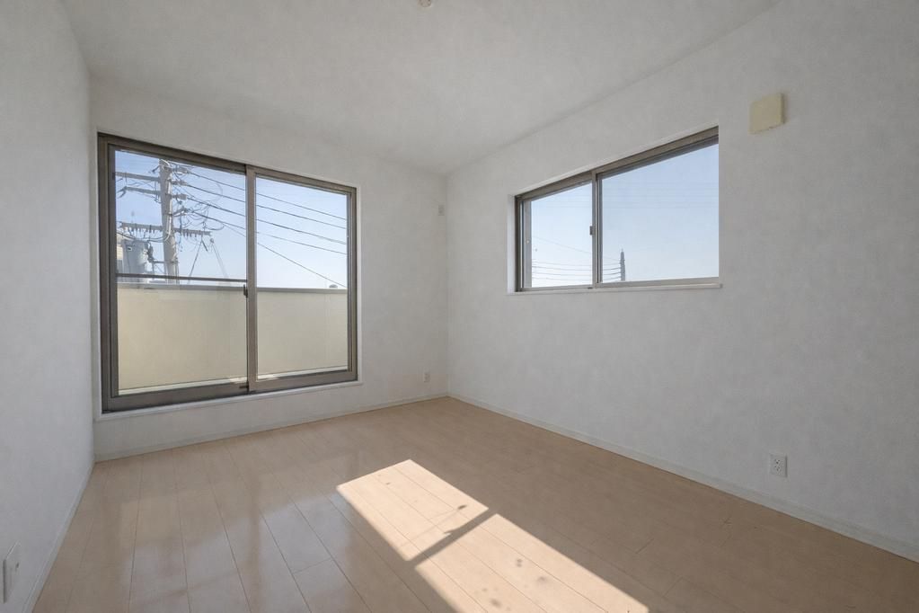 Renovated 3LDK House with Skylights in Amagasaki, Hyogo - Thumbnail 2