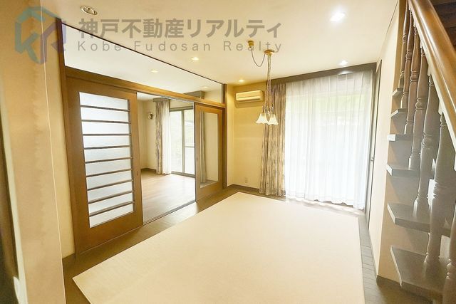 Spacious 6LDK House with Large Garden for Sale in Kobe - Thumbnail 2