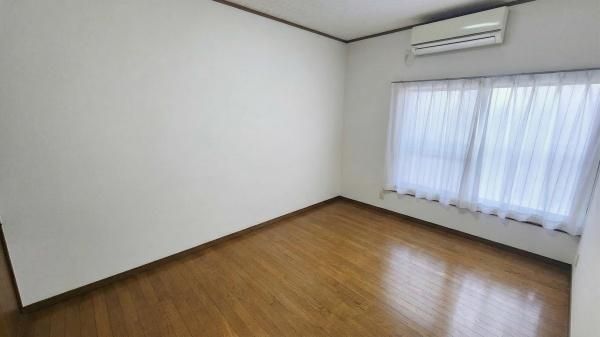 Move-in Ready 4-Bedroom House with Garage in Daito, Osaka - Thumbnail 2