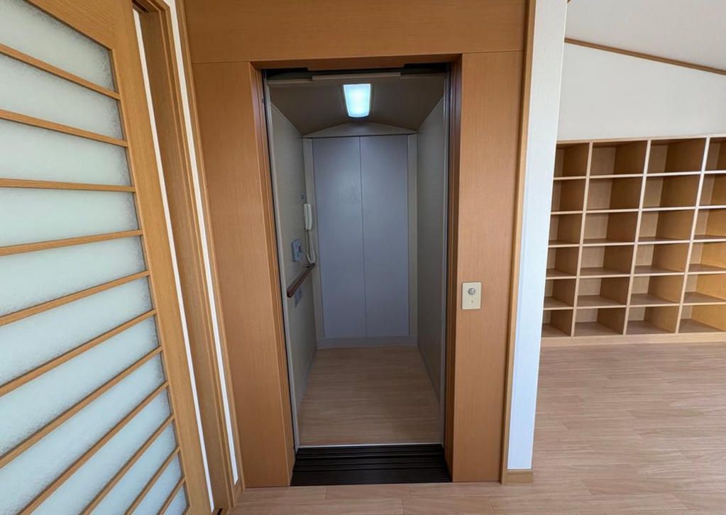 Renovated 3-Story Home with Elevator in Osaka's Higashisumiyoshi - Thumbnail 2