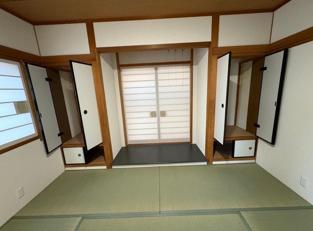 Renovated 3-Story Home with Elevator in Osaka's Higashisumiyoshi - Thumbnail 4