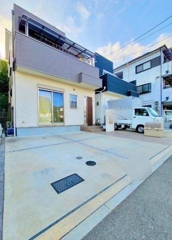 Modern 4LDK House for Sale in Toyonaka, Osaka - Thumbnail 3