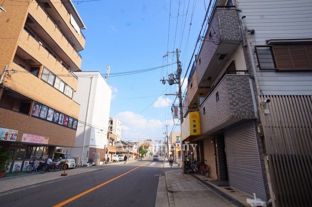 Steel-Frame 3LDK House with Rooftop Balcony in Osaka's Ikuno Ward - Thumbnail 4