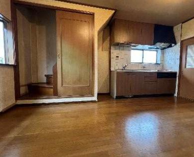 Steel-Frame 3LDK House with Rooftop Balcony in Osaka's Ikuno Ward - Thumbnail 2