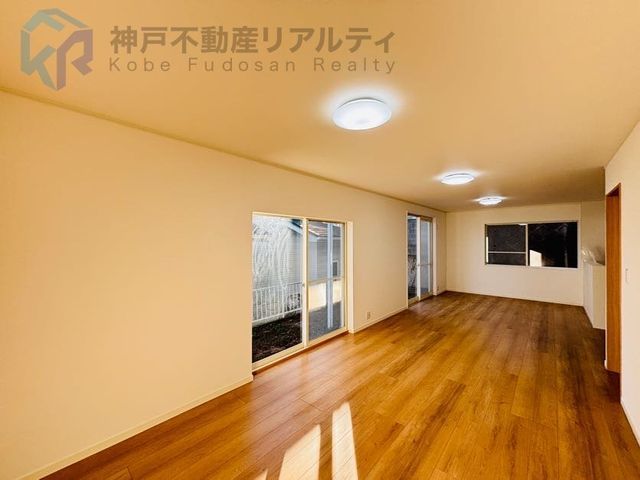 Renovated 3LDK House in Kobe's Sōyamachi with Garage - Thumbnail 4
