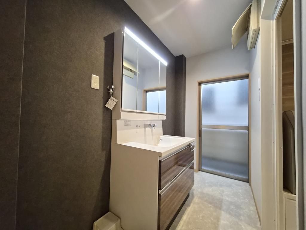 Renovated 3LDK House for Sale in Taisho Ward, Osaka - Thumbnail 4