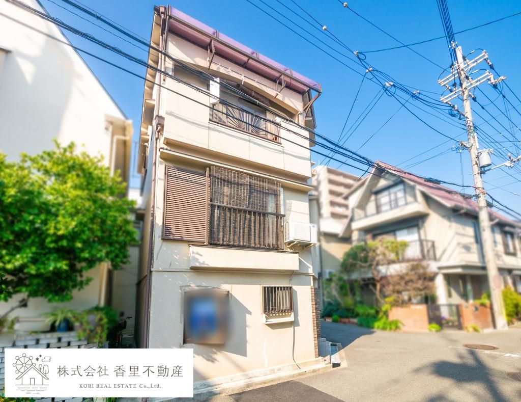 3-Story 4DK Corner Lot House for Sale in Hirakata, Osaka - Thumbnail 2