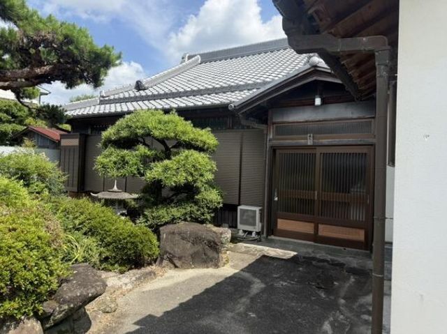 5DK Single-Story House for Sale in Wakayama City - Thumbnail 2