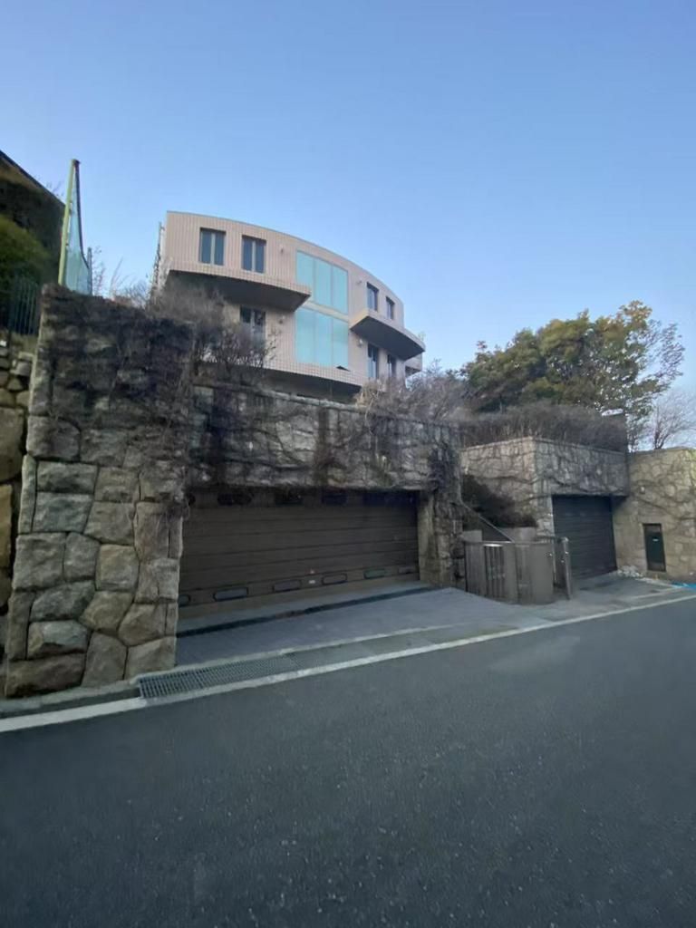 Large 5LDK Estate in Ashiya's Prestigious Rokuroso Neighborhood - Thumbnail 2