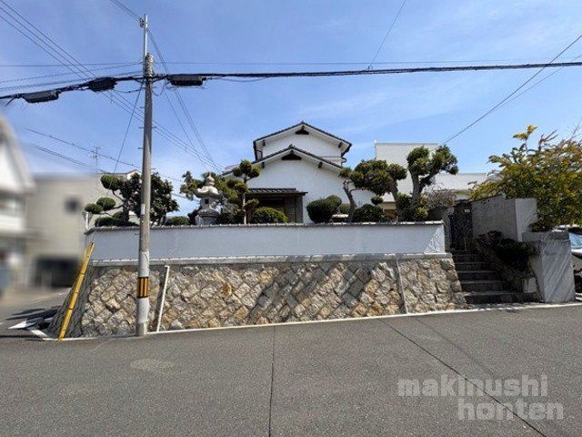Spacious 6DK Corner-Lot House with Garden in Habikino, Osaka - Thumbnail 2