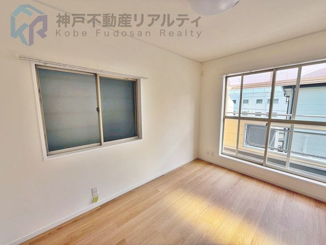 Renovated 3LDK Wooden House Near Nishinada Station, Kobe - Thumbnail 4