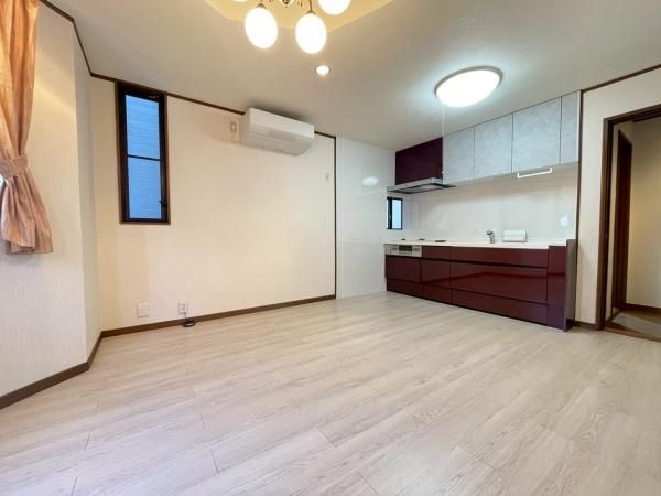 4LDK Detached House for Sale near Tamaide Station, Osaka - Thumbnail 2
