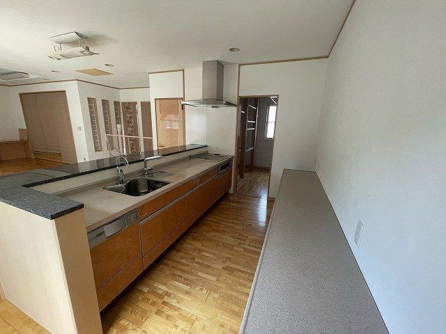 Renovated 4-Bedroom House with Carport in Himeji, Hyogo - Thumbnail 4