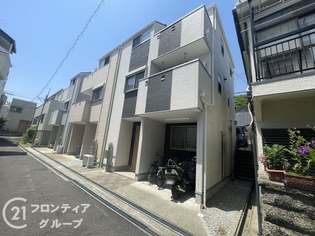Spacious 4LDK Detached House for Sale in Kobe Hyogo Ward - Image 1