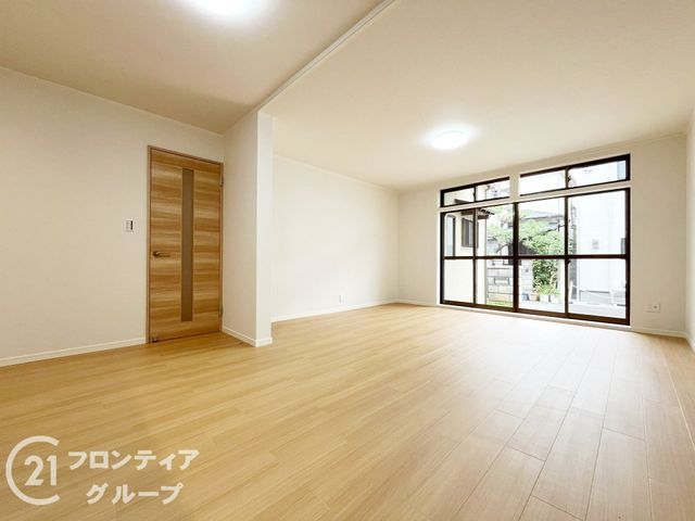 Renovated 3LDK House for Sale in Itami, Hyogo | Spacious Family Home - Thumbnail 2