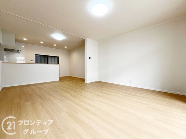 Renovated 3LDK House for Sale in Itami, Hyogo | Spacious Family Home - Thumbnail 4