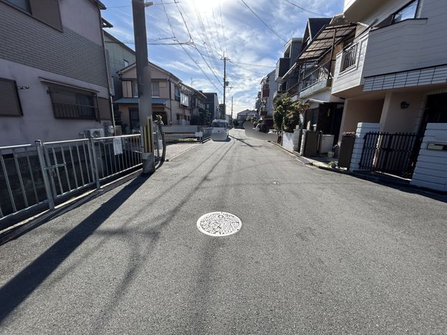 Two-Generation 3SLDK House with Garage in Takatsuki, Osaka - Thumbnail 3