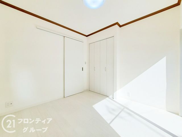 Fully Renovated 4LDK House for Sale in Higashiosaka, Osaka - Thumbnail 2
