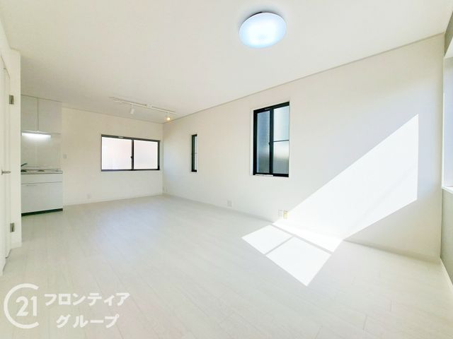 Fully Renovated 4LDK House for Sale in Higashiosaka, Osaka - Thumbnail 3