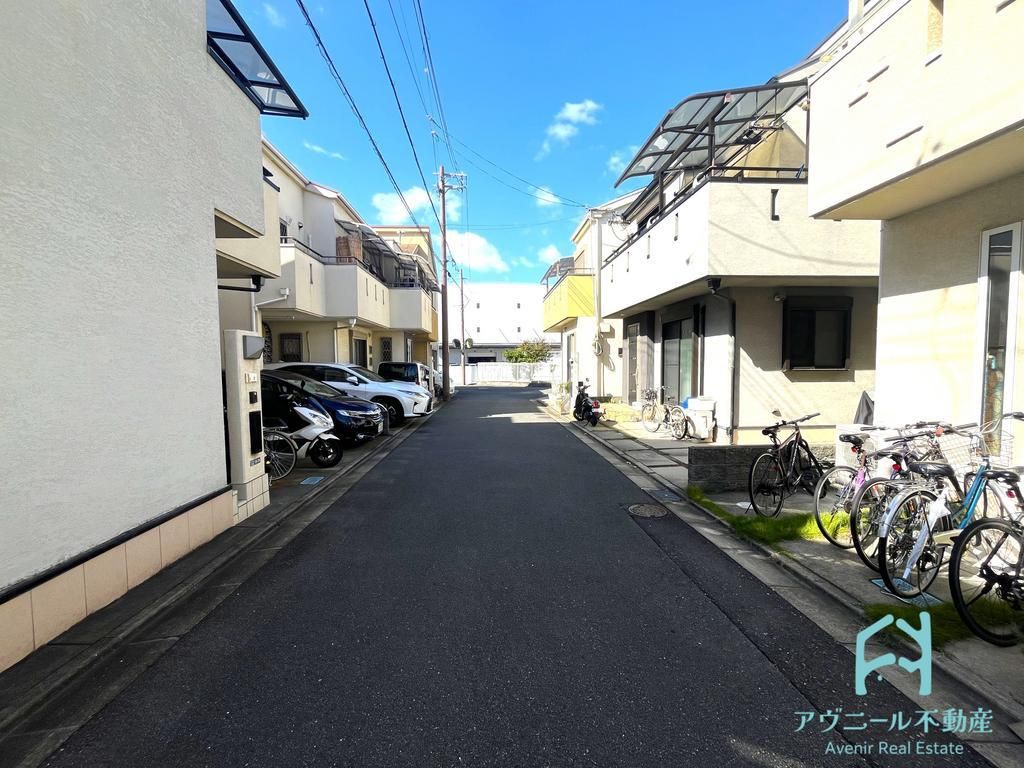 4LDK Detached House with Loft for Sale in Daito City, Osaka - Thumbnail 2