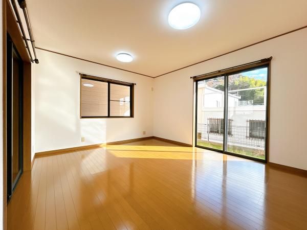 Renovated 4LDK House with Garden & Parking in Kobe Suma - Thumbnail 2