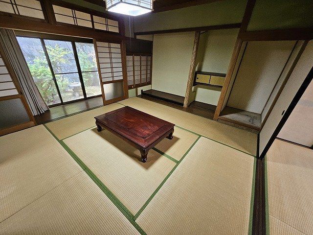 5LDK House for Sale in Himeji with Large Garden and 3 Car Parks - Thumbnail 3