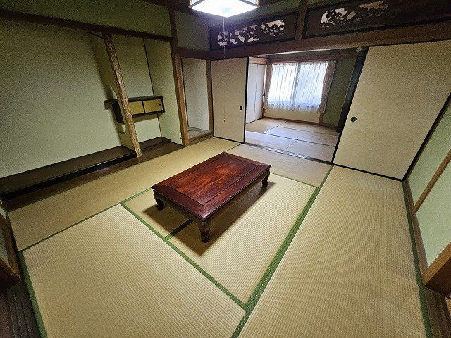 5LDK House for Sale in Himeji with Large Garden and 3 Car Parks - Thumbnail 4