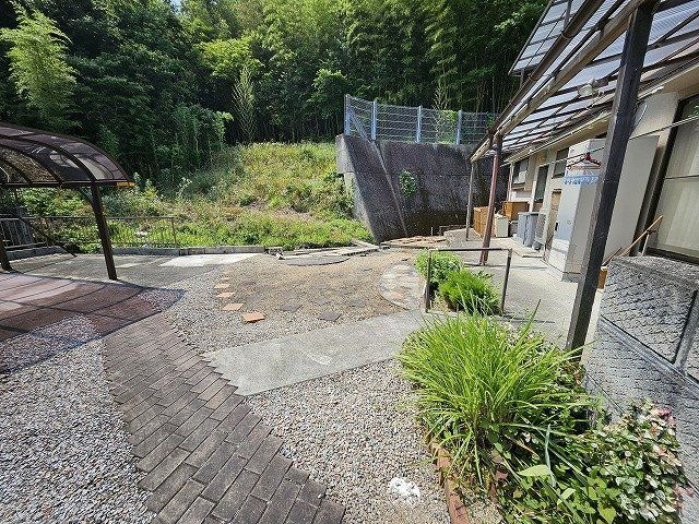 5LDK House for Sale in Himeji with Large Garden and 3 Car Parks - Thumbnail 2
